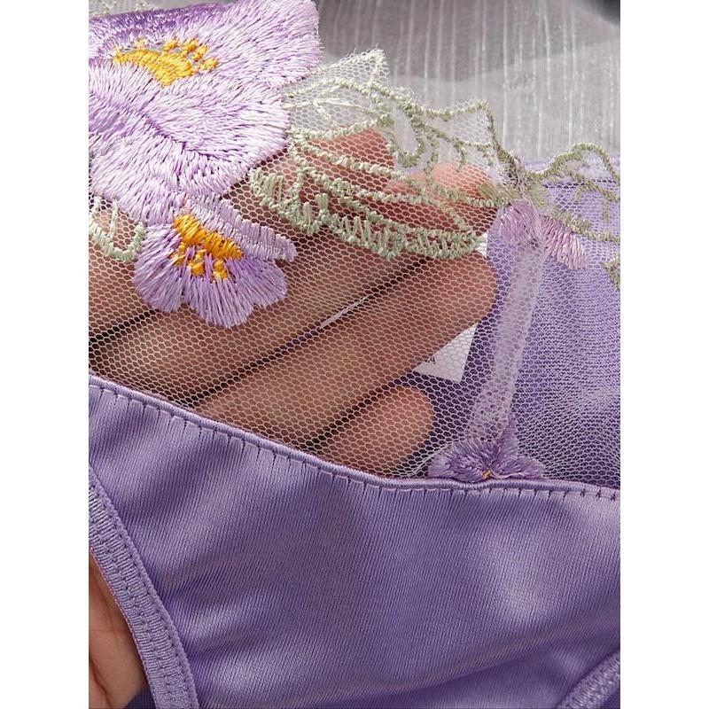 Set grudnjaka i tangama s čipkom, glavni materijal poliamid, podstava pamuk, košarice s ušima zeca, funkcija skupljanja, stil tradicionalan i seksi