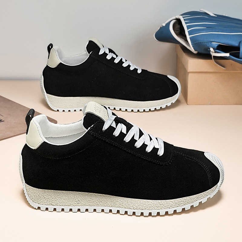 Muške loaferice s prozračnim gornjim dijelom od mrežaste tkanine, okrugli vrh, vezanje šnourama, gumeni đon, pogod­ne za proljeće-ljeto-jesen