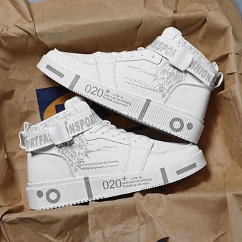 Unisex casual tenisice: prozračni gornji dio od sintetičke kože, gumena potplata, vezanje, niski kroj, zaokruženi vrh.