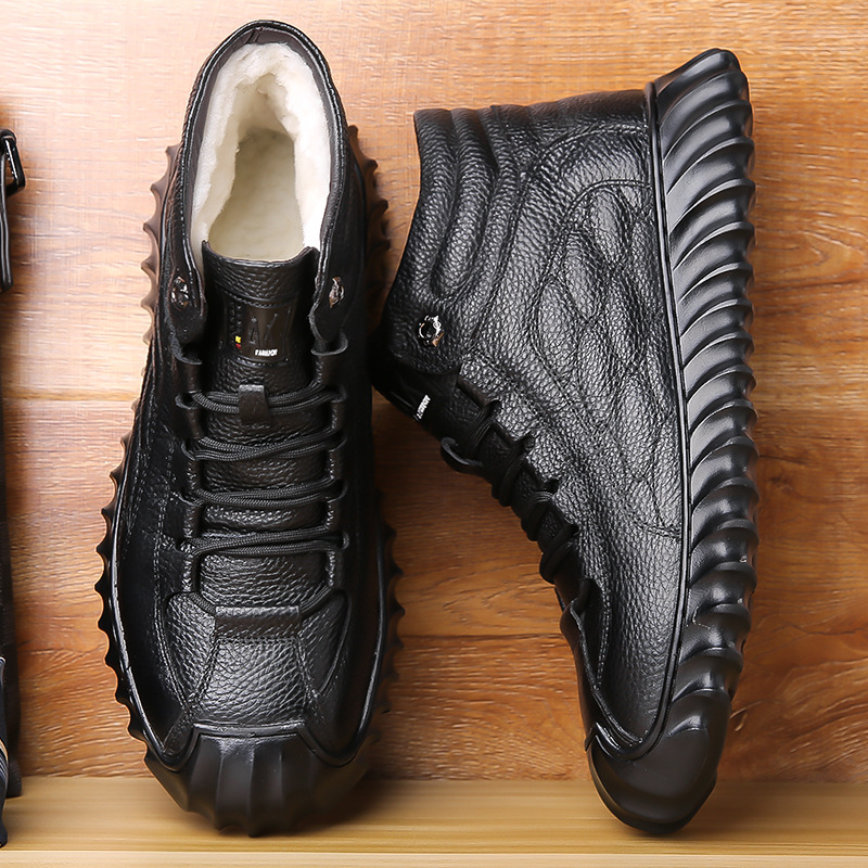 Pánske snehové topánky, vyteplené flecom, vysoký horný diel, dvojvrstvová hovädzia koža na vrchnej časti, protišmyková gumová podrážka