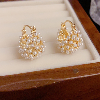 Meďné náušnice typu stud s otvoreným geometrickým polkruhom a perlou, ľahký luxusný štýl, model M03-313