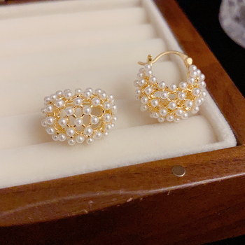 Meďné náušnice typu stud s otvoreným geometrickým polkruhom a perlou, ľahký luxusný štýl, model M03-313