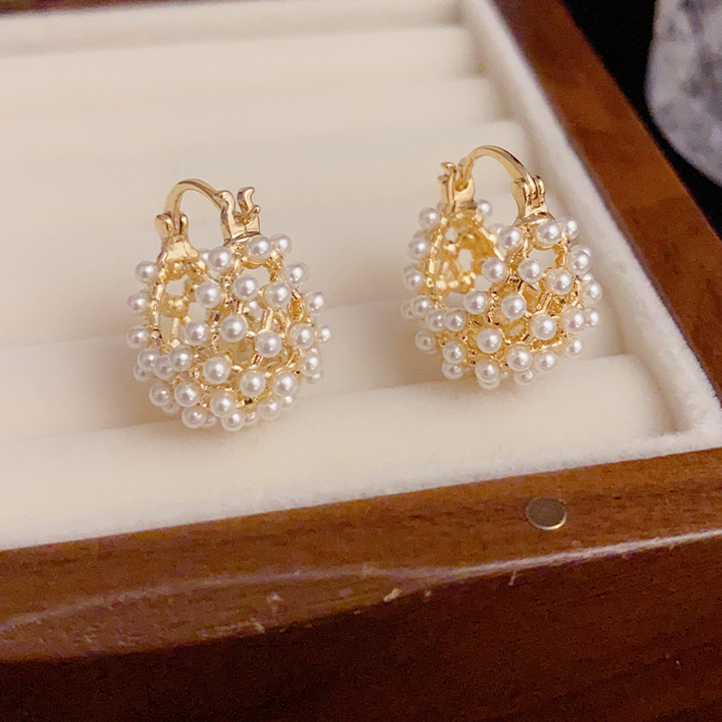 Meďné náušnice typu stud s otvoreným geometrickým polkruhom a perlou, ľahký luxusný štýl, model M03-313