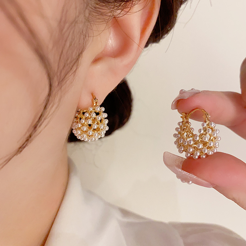 Meďné náušnice typu stud s otvoreným geometrickým polkruhom a perlou, ľahký luxusný štýl, model M03-313