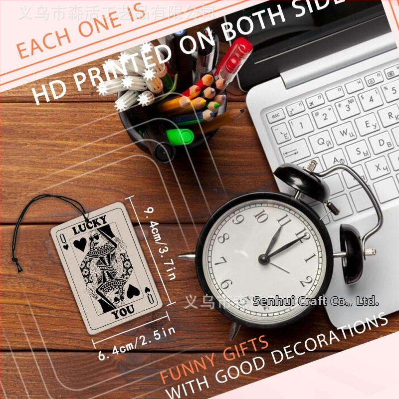 6 vnt dvipusių laimingų pokerio kortų automobilių oro gaiviklis – kabinamas interjero aksesuaras automobiliui ir drabužių spintai; Medžiaga: kartoninis popierius; Technika: graviravimas, spausdinimas, silkscreen spausdinimas, poliravimas; Prekės kodas: X11