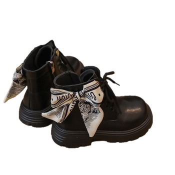 Dječje Martin čizme, britanskog stila (Dob: 1–12 godina; Gornji materijal: PU; Potplat: gumeni; Visina čizme: niska; Bočni zatvarač)