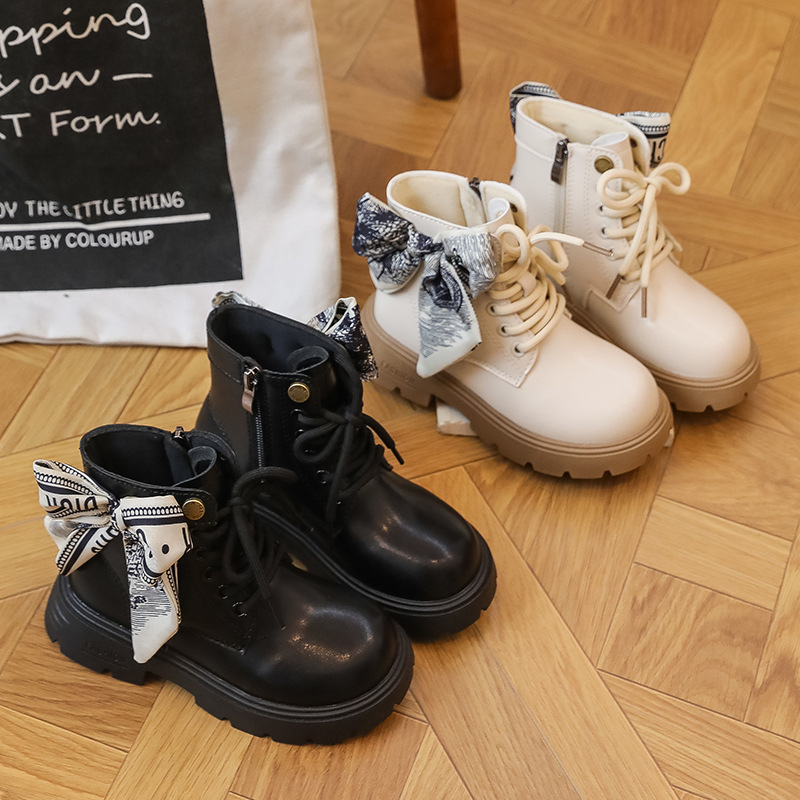 Dječje Martin čizme, britanskog stila (Dob: 1–12 godina; Gornji materijal: PU; Potplat: gumeni; Visina čizme: niska; Bočni zatvarač)