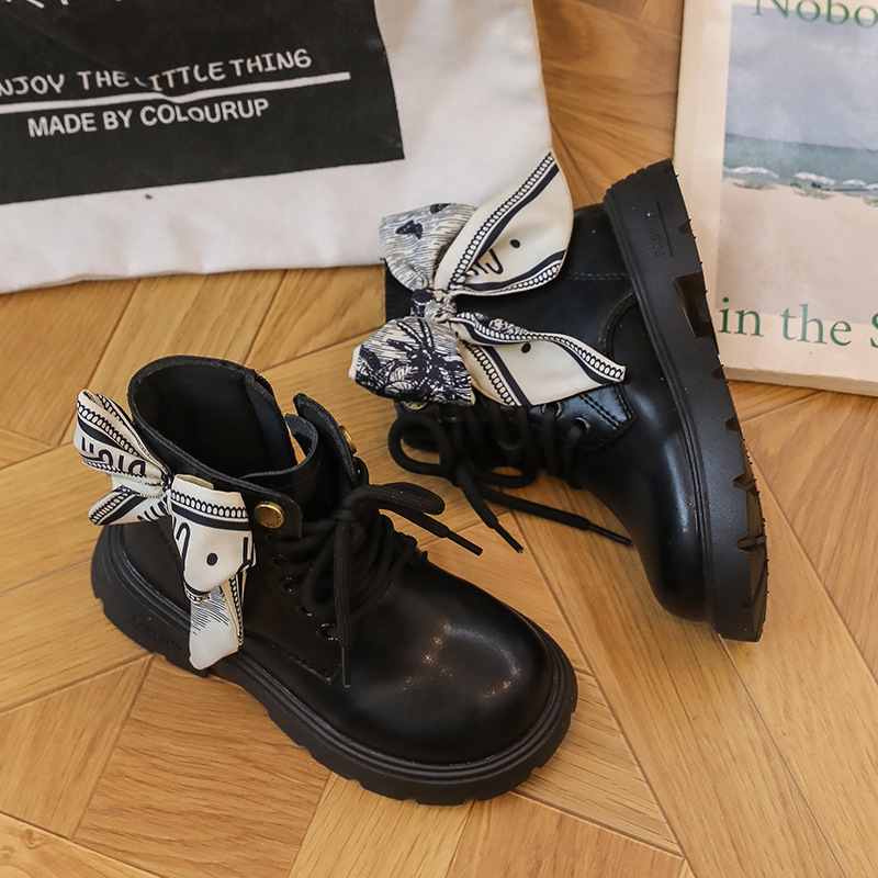 Dječje Martin čizme, britanskog stila (Dob: 1–12 godina; Gornji materijal: PU; Potplat: gumeni; Visina čizme: niska; Bočni zatvarač)