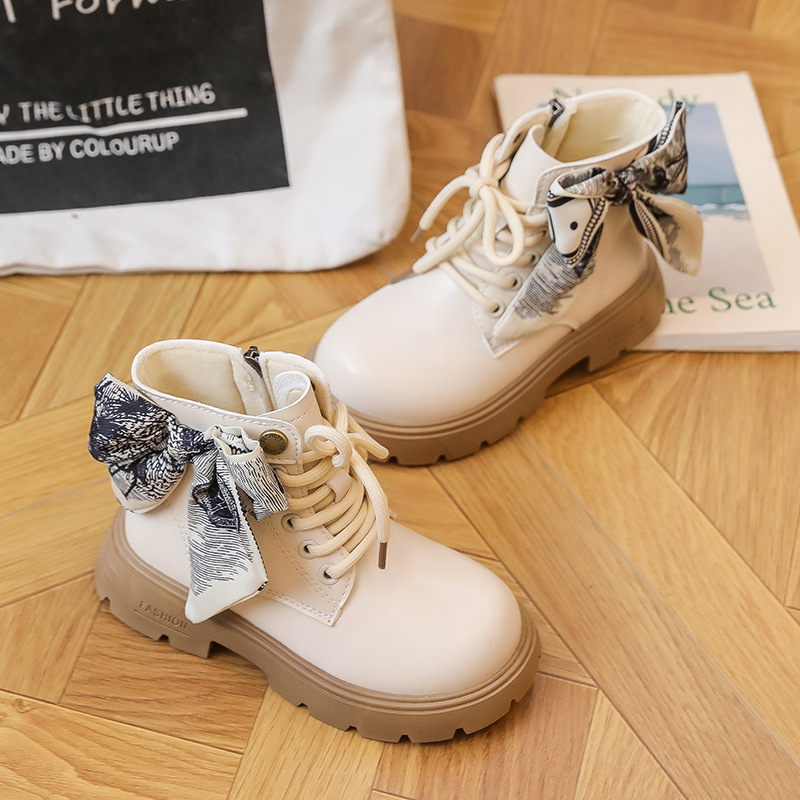 Dječje Martin čizme, britanskog stila (Dob: 1–12 godina; Gornji materijal: PU; Potplat: gumeni; Visina čizme: niska; Bočni zatvarač)