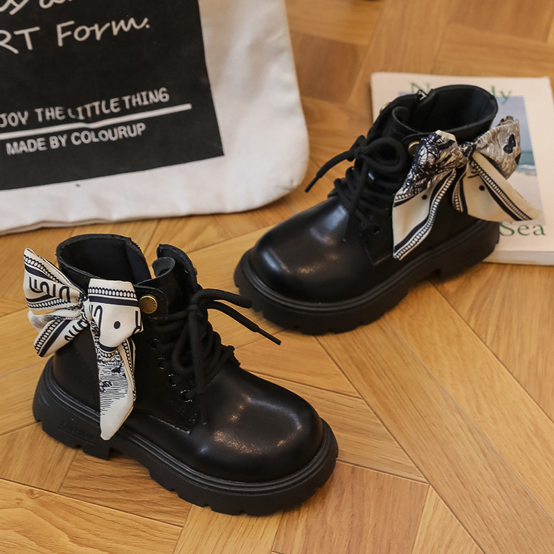 Dječje Martin čizme, britanskog stila (Dob: 1–12 godina; Gornji materijal: PU; Potplat: gumeni; Visina čizme: niska; Bočni zatvarač)