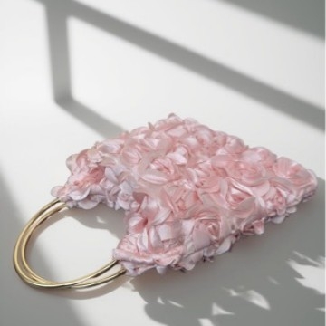 Mrežasta torbica s cvjetnim uzorkom - vertikalno kvadratni oblik, kopča za zaključavanje, džep za telefon