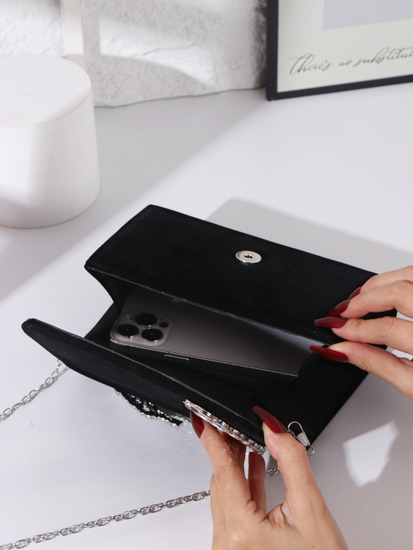 Večernja torbica od poliestera, podstava od poliestera, vodoravni pravokutni oblik, džep za telefon, magnetsko zatvaranje.