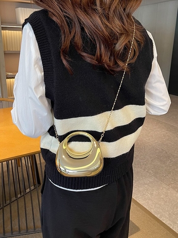 Akrilna ženska torbica, u obliku dumplinga, magnetsko zatvaranje, bez podstavke, tvrda