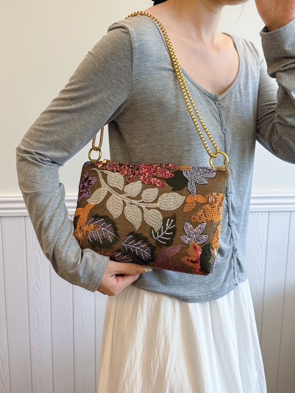 Torba u literarno-nacionalnom stilu — pamuk-lan materijal, mala kvadratna torba, zatvarač, podstava od poliestera, jedan remen