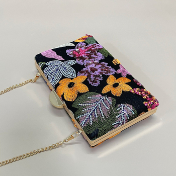 Box-stil večernja torbica, poliester, vodoravni pravokutni oblik, zaključavanje kopčom, unutarnji džep za telefon