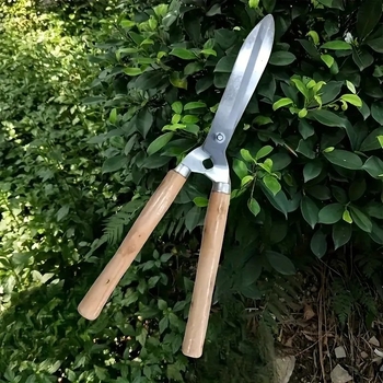 Градински секатор със дървена дръжка за подрязване на храсти и растения, остър ръб