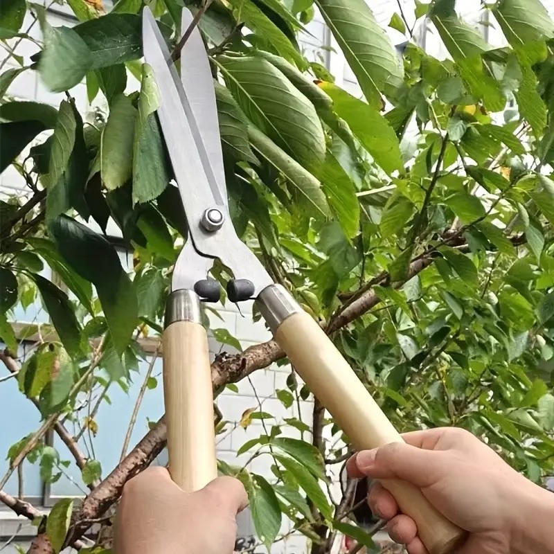 Záhradné nožnice na prerezávanie s drevenou rúčkou, ostrá čepeľ
