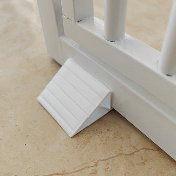 Príslušenstvo k dverovej koľajnici pre domáce zvieratá s trojuholníkovým otvorom na kartu a výstuhou pre bezpečnostné dvere