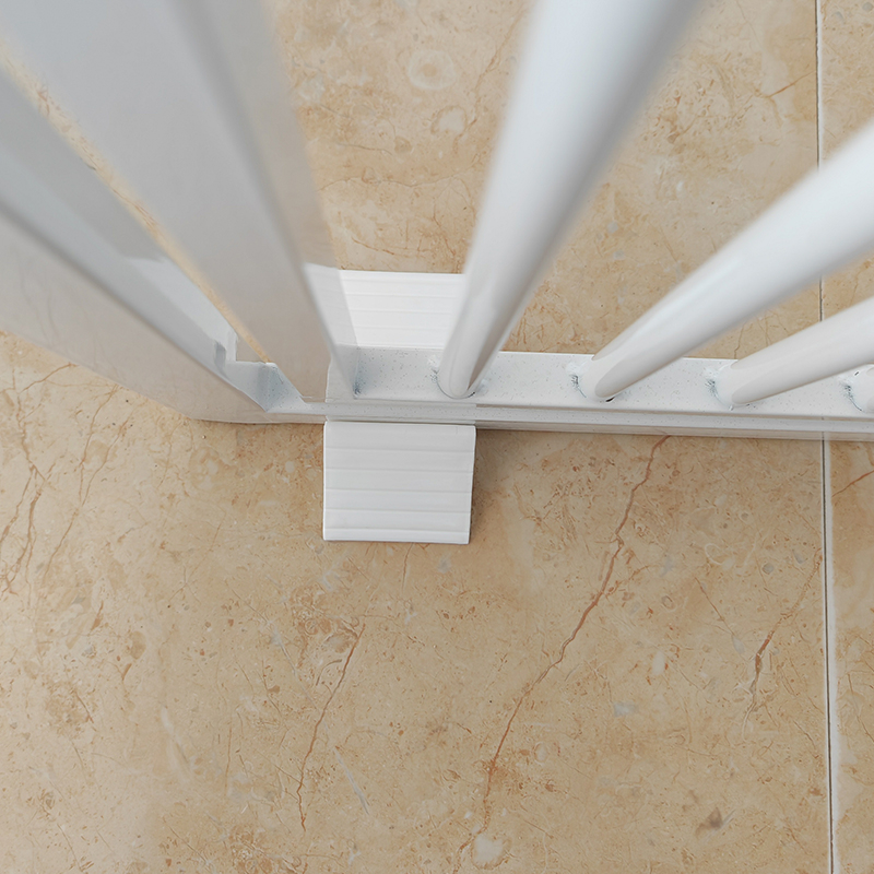 Príslušenstvo k dverovej koľajnici pre domáce zvieratá s trojuholníkovým otvorom na kartu a výstuhou pre bezpečnostné dvere