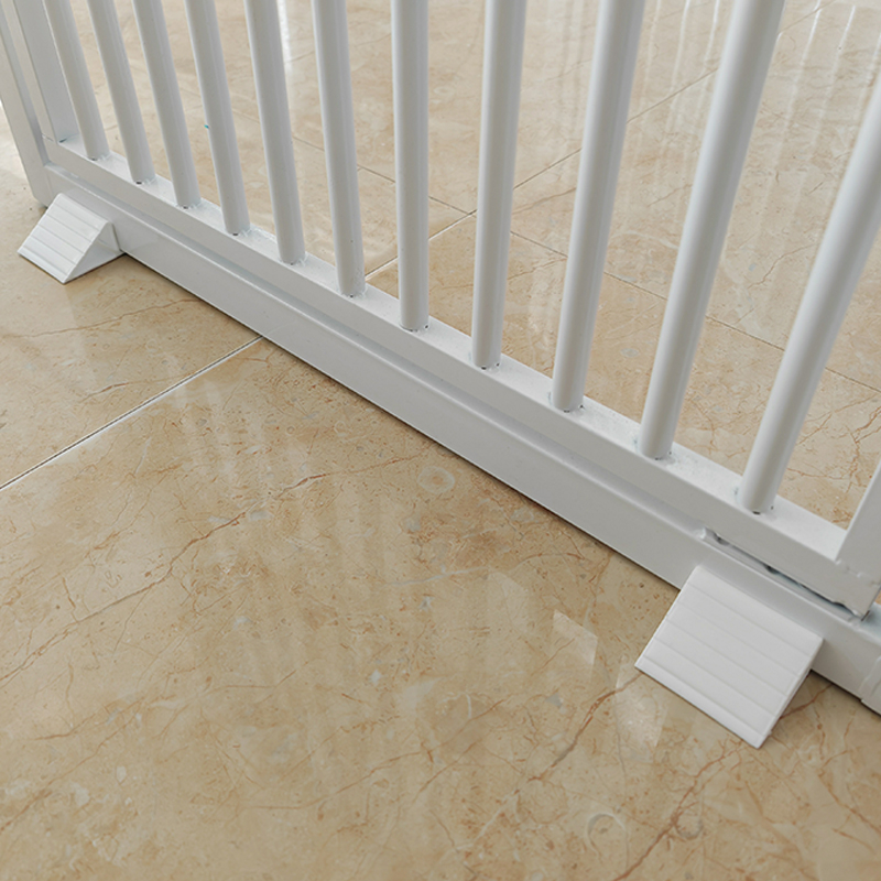 Príslušenstvo k dverovej koľajnici pre domáce zvieratá s trojuholníkovým otvorom na kartu a výstuhou pre bezpečnostné dvere