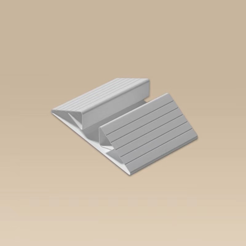 Príslušenstvo k dverovej koľajnici pre domáce zvieratá s trojuholníkovým otvorom na kartu a výstuhou pre bezpečnostné dvere