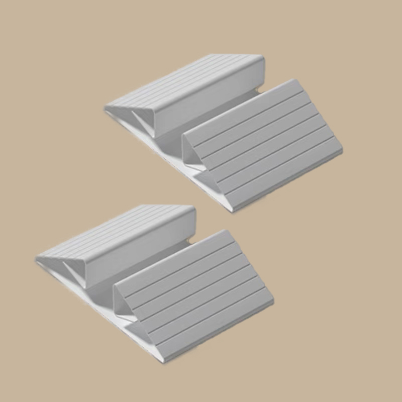 Príslušenstvo k dverovej koľajnici pre domáce zvieratá s trojuholníkovým otvorom na kartu a výstuhou pre bezpečnostné dvere