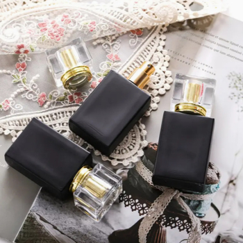 Náhradná fľaša na parfum, sklenená s rozprašovačom a závitovým uzáverom, značka Beauty More