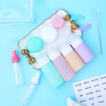 Kelioninis grožio laikymo rinkinys — SFDSK2EE32, vienodomis talpyklomis veido veido valikliui ir kūno muilui, tinka sausai ir drėgnai odai