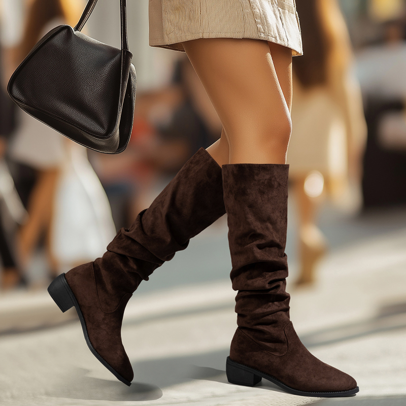 Ženske baršunaste čizme za jahanje s visokim gornjim dijelom, oštrim vrhom, srednje visokim petom 3–5 cm, gumeni potplat