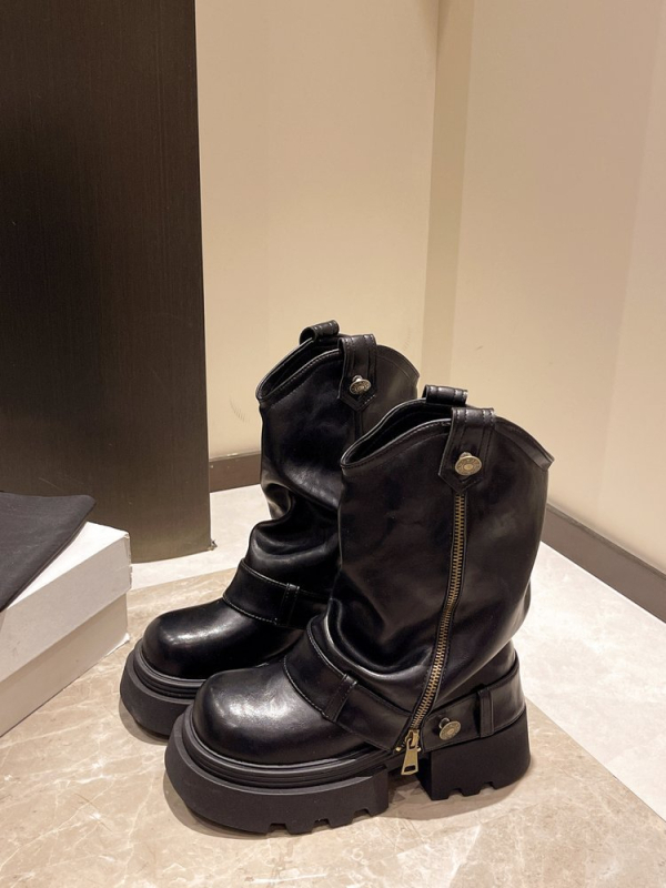 Ženske Martin čizme, srednje uzdignute potkoljenice, debeli potpetica 3–5 cm, PU gornji dio, gumeni potplat, zaobljeni vrh, britanski stil