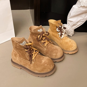 Gležnjače u britanskom stilu, nubuk/velur gornji dio, prednje vezivanje, niski kvadratni potpetice 1–3 cm, gumena potplata, protuklizno