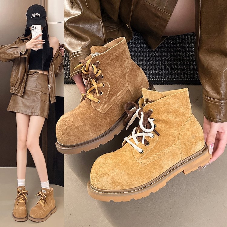 Gležnjače u britanskom stilu, nubuk/velur gornji dio, prednje vezivanje, niski kvadratni potpetice 1–3 cm, gumena potplata, protuklizno