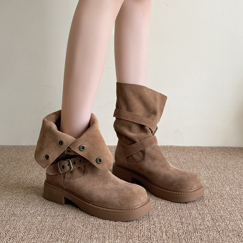 Ženske Martin gležnjače srednje visine, debeli potplat; gornji dio: kravlji velur; potplat: guma; nos: okrugli; peta: debeli blok; visina pete 3–5 cm; stil: književno-retro; značajke: vodootporne, protuklizne, tople, otporne na habanje.