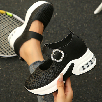 Sandale s jednim remenom i dijamantnom kopčom, mrežasti gornji dio, okrugli vrh, ravna peta