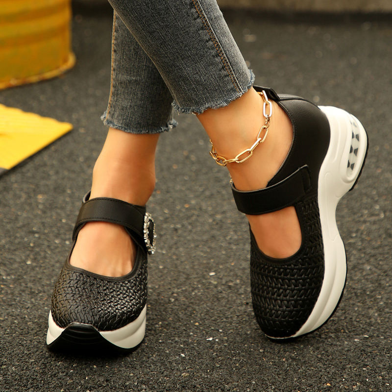 Sandale s jednim remenom i dijamantnom kopčom, mrežasti gornji dio, okrugli vrh, ravna peta