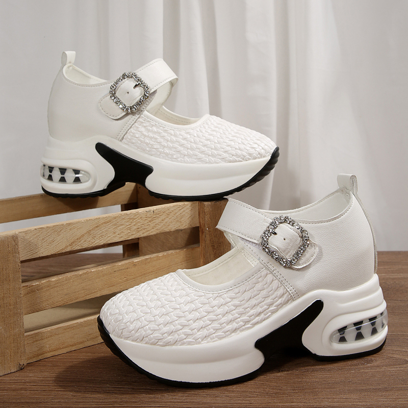 Sandale s jednim remenom i dijamantnom kopčom, mrežasti gornji dio, okrugli vrh, ravna peta