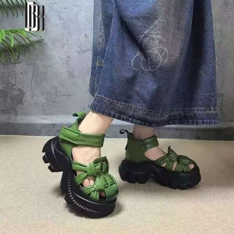 Romų sandalai su viršutine dalimi iš superpluošto, apvali nosis, guminė padas, sagtis, pavasaris 2025