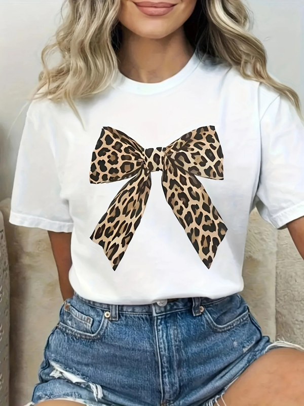 Žensko T-shirt s leopard printom i mašnicom – pamuk 81–90%, okrugli izrez, kratki rukavi, tisak u stilu literarne retro