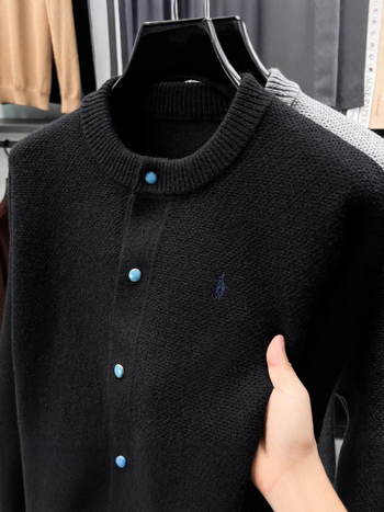 Pleteni kardigan s embroiderijom, korejskog stila, slobodan kroj, okrugli ovratnik, dugi rukavi, sastav materijala: 50% akril, 30,3% poliestar, 19,7% elastan