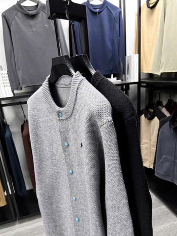 Pleteni kardigan s embroiderijom, korejskog stila, slobodan kroj, okrugli ovratnik, dugi rukavi, sastav materijala: 50% akril, 30,3% poliestar, 19,7% elastan