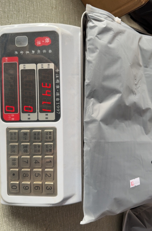 Pletena bodycon haljina s okruglim izrezom, dugim rukavima, srednje duljine, detalj twist čvora i šlic