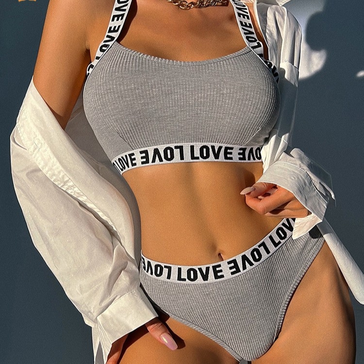 Sportski set grudnjaka – 3/4 šalice, tanke oblikovane šalice, fiksne dvostruke naramenice, otisak