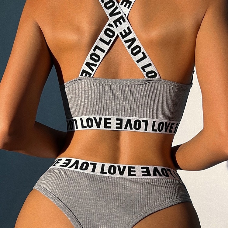 Sportski set grudnjaka – 3/4 šalice, tanke oblikovane šalice, fiksne dvostruke naramenice, otisak