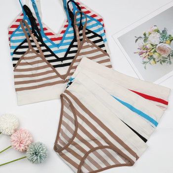 Безжичен сутиен с повдигащ ефект, триъгълни чашки, найлонова материя (80-90% найлон), без подплата