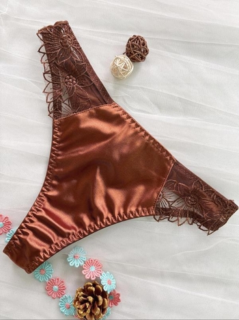 Set grudnjaka s cvjetnom izvezom, kontrastni mrežasti satenski paneli, glavni materijal najlon, podstava pamuk