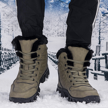 Planinarske tenisice s gornjim dijelom od visokokvalitetne kože, gumeno-plastični potplat, zaobljeni nos, vezivanje šnúrama, niski pet 1–3 cm; prozračne i otporne na klizanje.