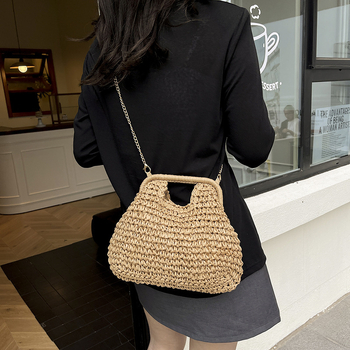 Ženska torba od slame za rame s dvostrukom lančanim remenom, magnetsko zatvaranje, crossbody stil, vodoravni pravokutni oblik