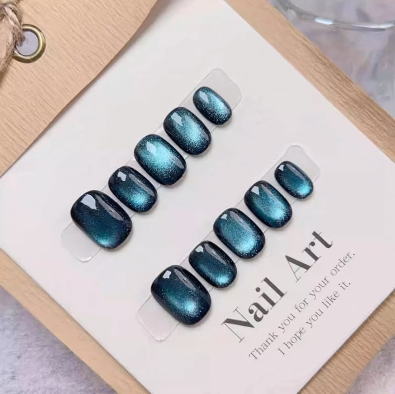 Ručne vyrobené nálepky na nechty s mačacím okom zo sklenených korálok a krištáľovými detailmi