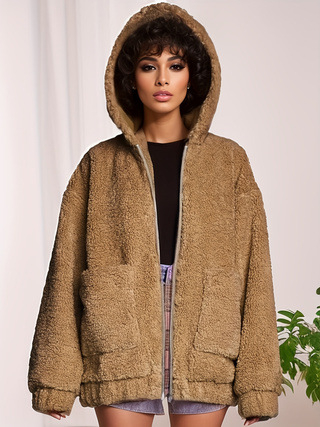 Oversize plyšový kabát s kapucou a vreckami, zmes polyesteru a akrylu, polyester 70–80%, akryl 30–50%, zima 2024.