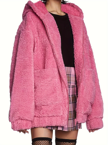 Oversize plyšový kabát s kapucou a vreckami, zmes polyesteru a akrylu, polyester 70–80%, akryl 30–50%, zima 2024.